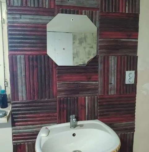 самоклеючі 3d панелі в інтер'єрі ванної червоний бамбук