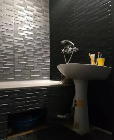 самоклеючі 3д панелі в інтер'єрі ванної срібна кладка